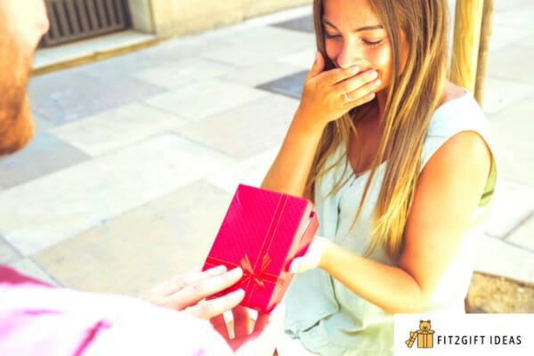 What to Say When Someone Gives You a Gift (& Words For an Expensive Gift!) 2 how to respond when someone gives you a gift?