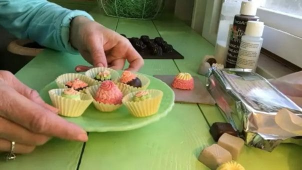 16 Creative Ways to Give Gift Cards and Presentation Ideas (to Blow Their Mind!) 4 "Aka Fake" Chocolates